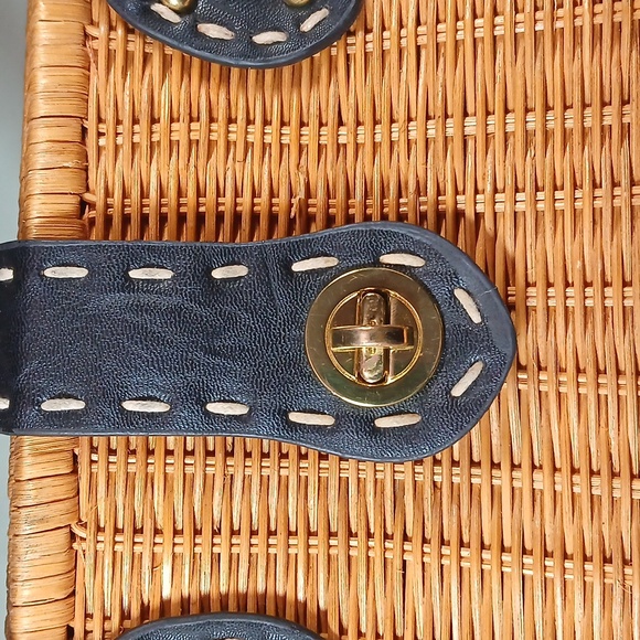 👜 Vintage Wicker Rattan & Black Leather Handbag – Woven Purse with Handles - Picture 5 of 8